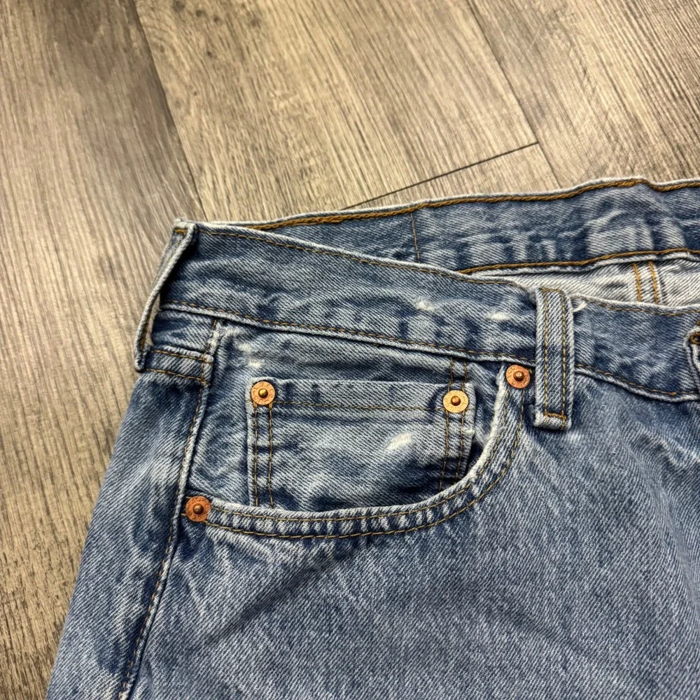 Levis 501 Jeans Light Wash Blue Straight Leg Button Fly 32x31*